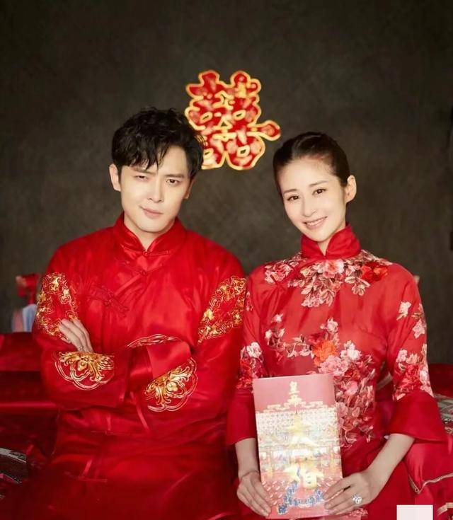 颖儿和付辛博越来越有夫妻相,小两口抱爱女小月亮对镜灿笑!