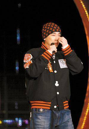 陈小春:血汗换来上亿身价,贤妻治愈暴脾气,弟弟却是他永远的伤_应采儿