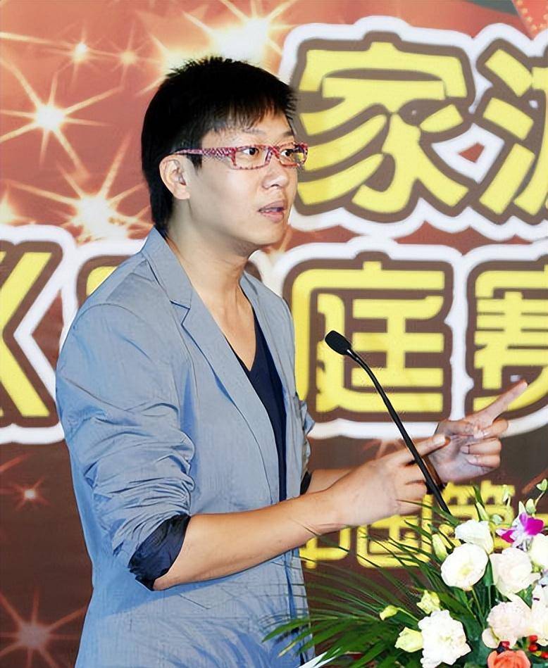 51岁林海:曾是央视著名主持,为正义怒摔耳机,二婚何婕获幸福_东方