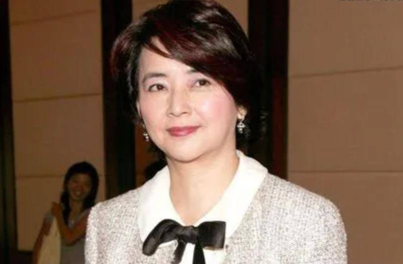 胡慧中的痴心爱情,黑帮大佬为其改邪归正,丈夫不听话后不离不弃