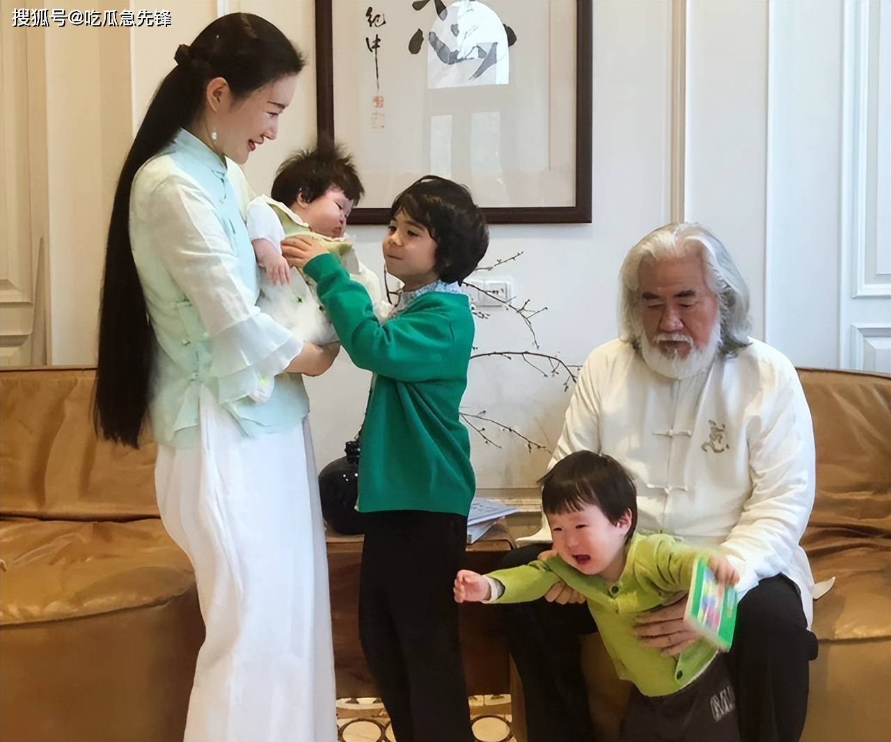 张纪中与小11岁娇妻杜星霖,罕见合影曝光,穿唐装尽显东方韵味_生活