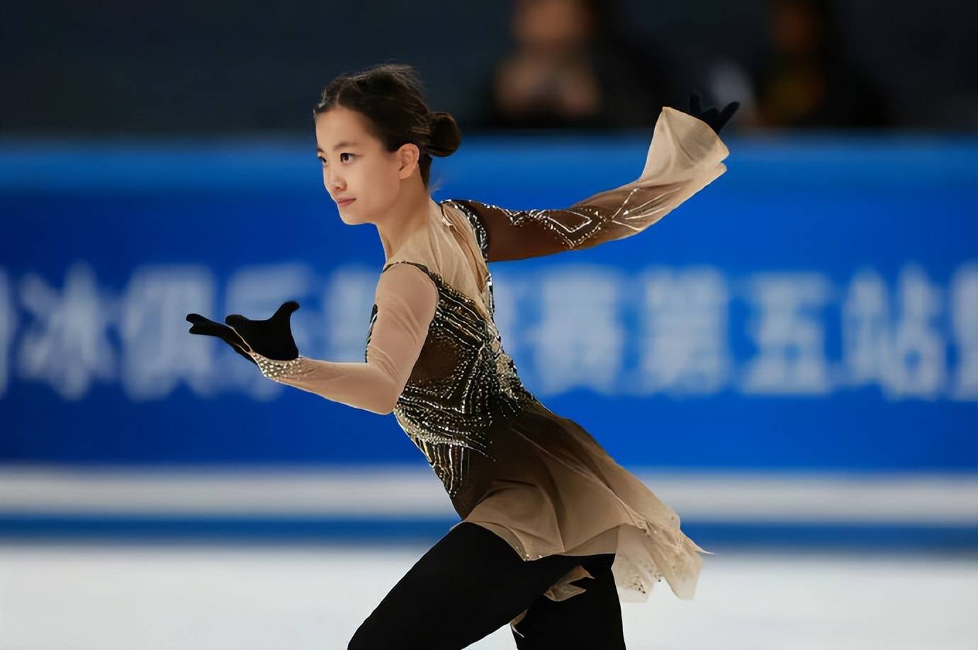 说实话,中国花样滑冰女子单人赛,真的还需要加大努力去发展,跟国际上