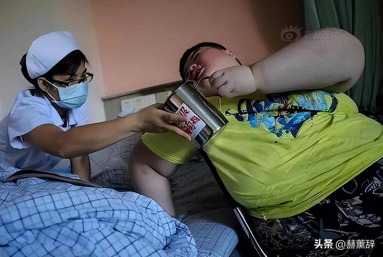 300斤胖死的14岁男孩,一顿饭吃18包泡面,去世前哭着说想减肥_徐周磊
