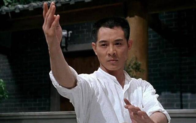 32年前,为李连杰生下两个女儿后,被分手的黄秋燕,过得