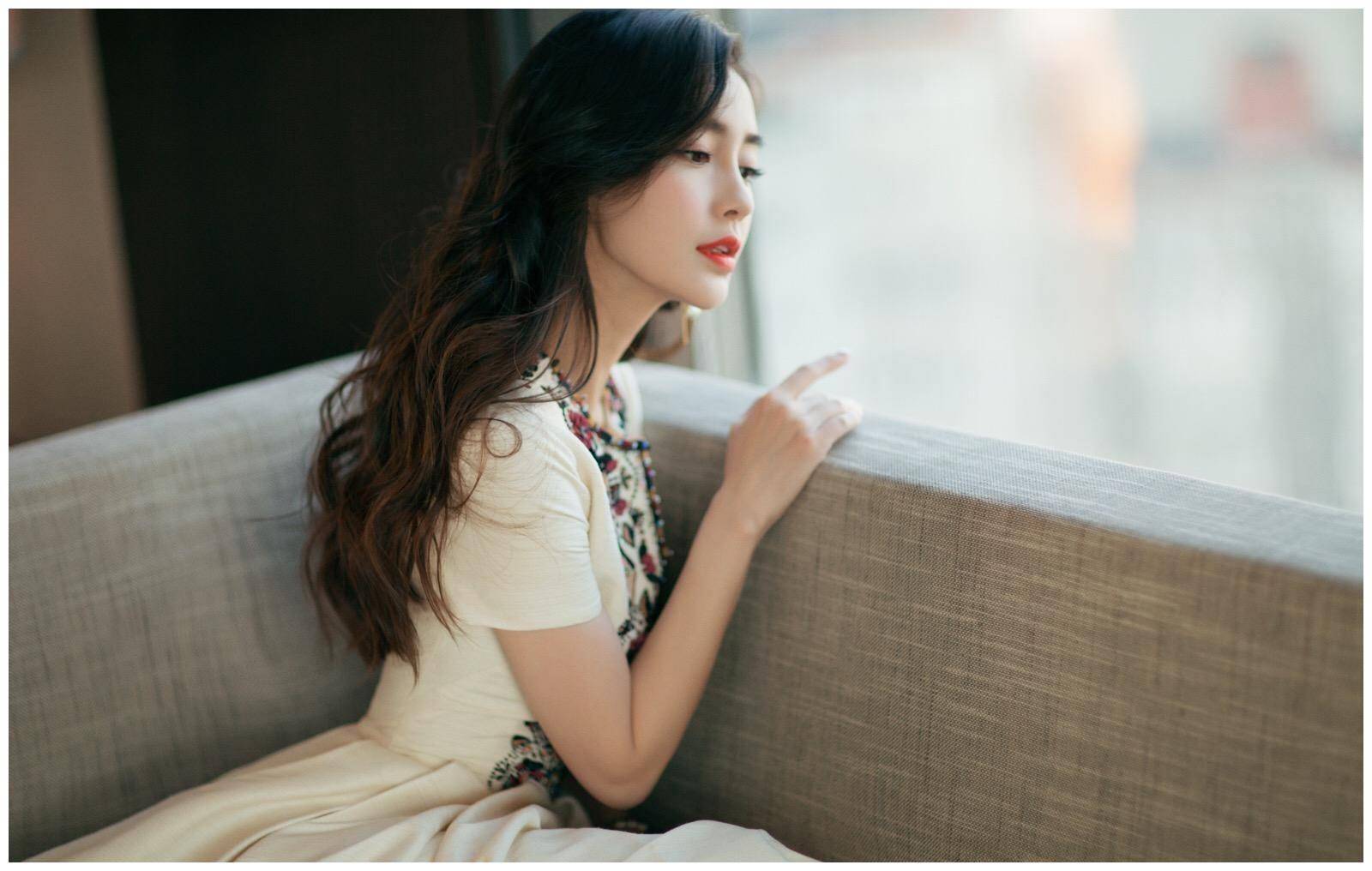 在影视圈中,杨颖以其精湛的演技和多才多艺的才华,征服了无数观众的心