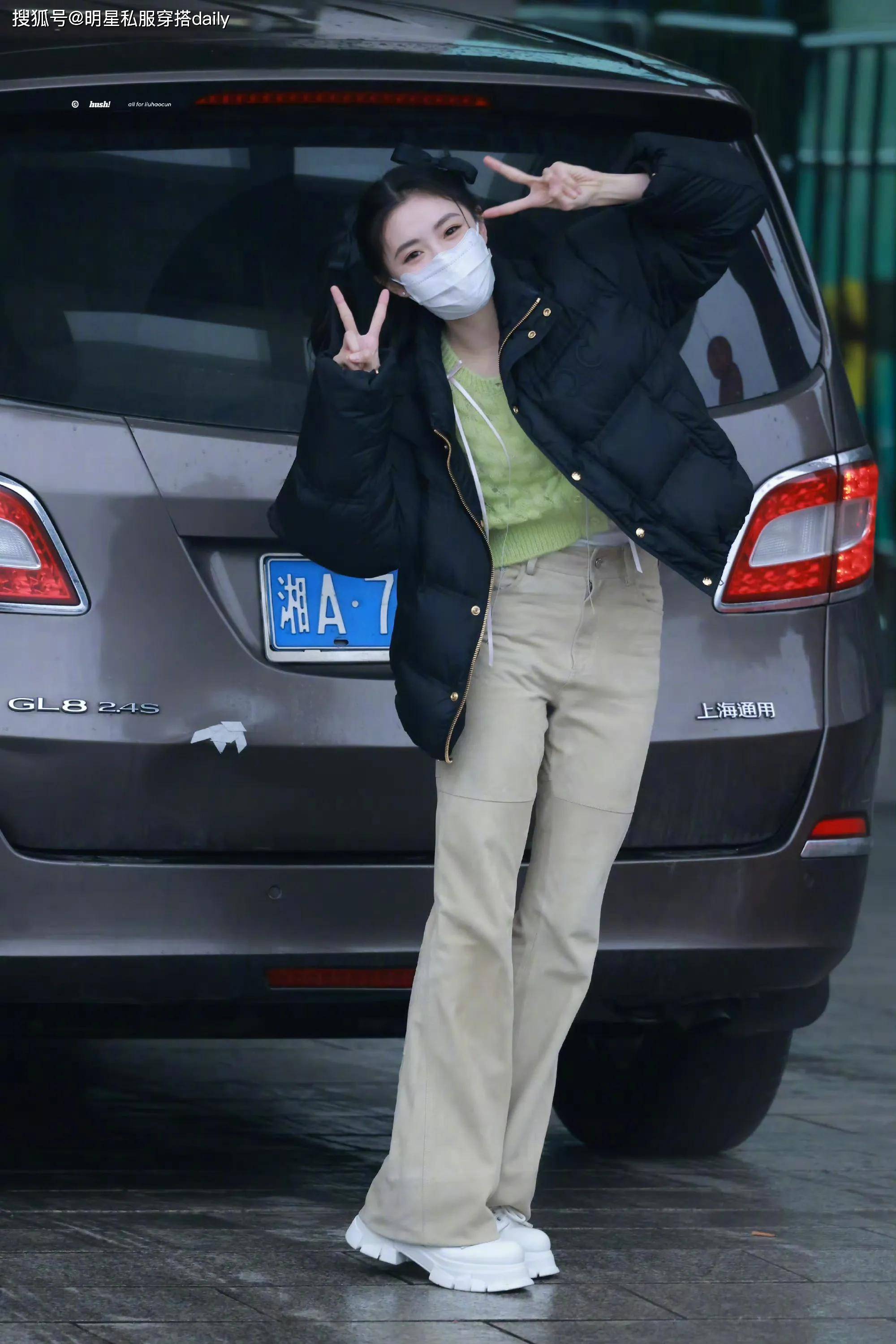 刘浩存像极了年轻时的章子怡,双马尾蝴蝶结,叠搭掩甜美干练气质_时尚