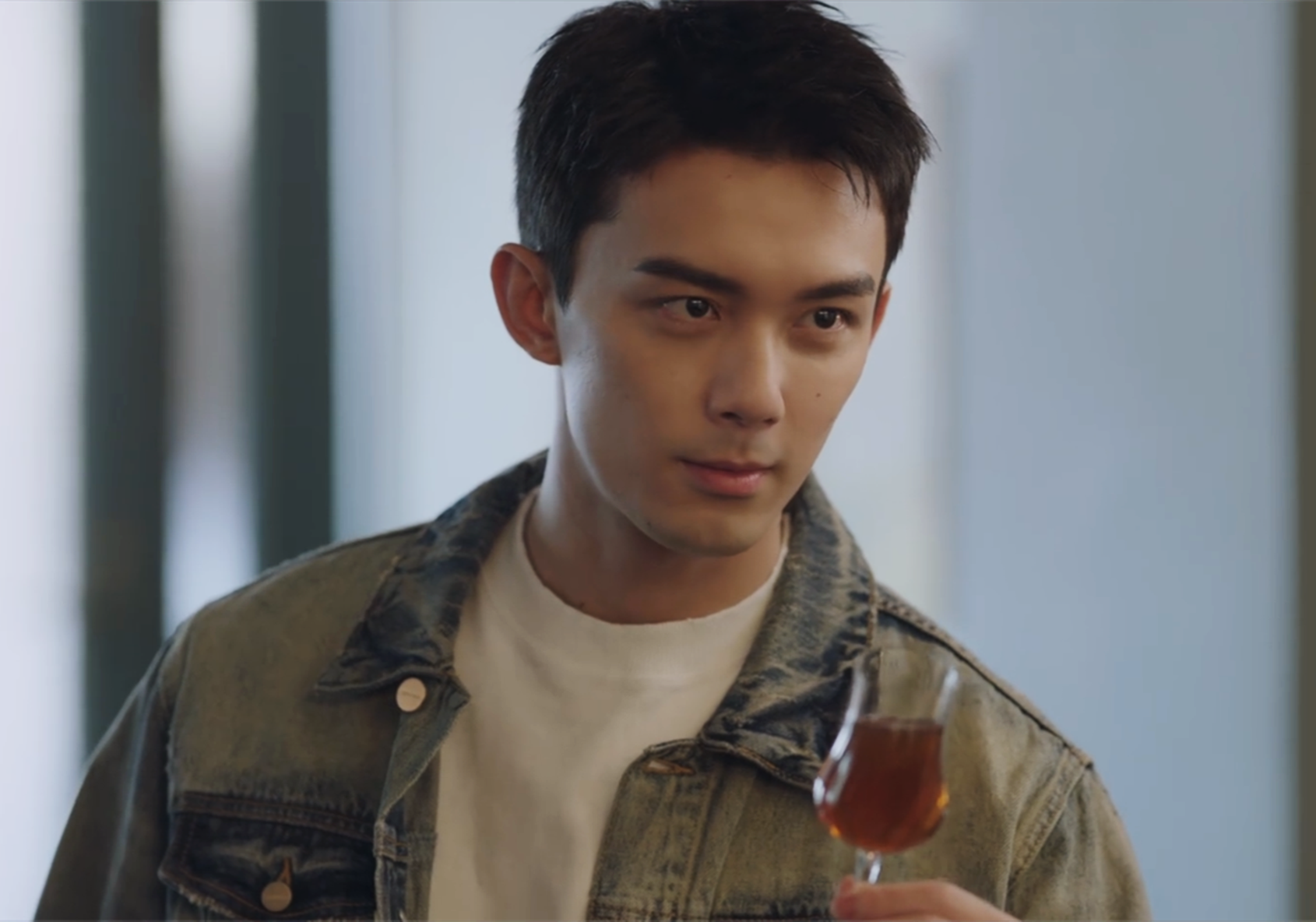 《在暴雪时分》首播:吴磊把直男演绎到了极致,赵今麦像直女?