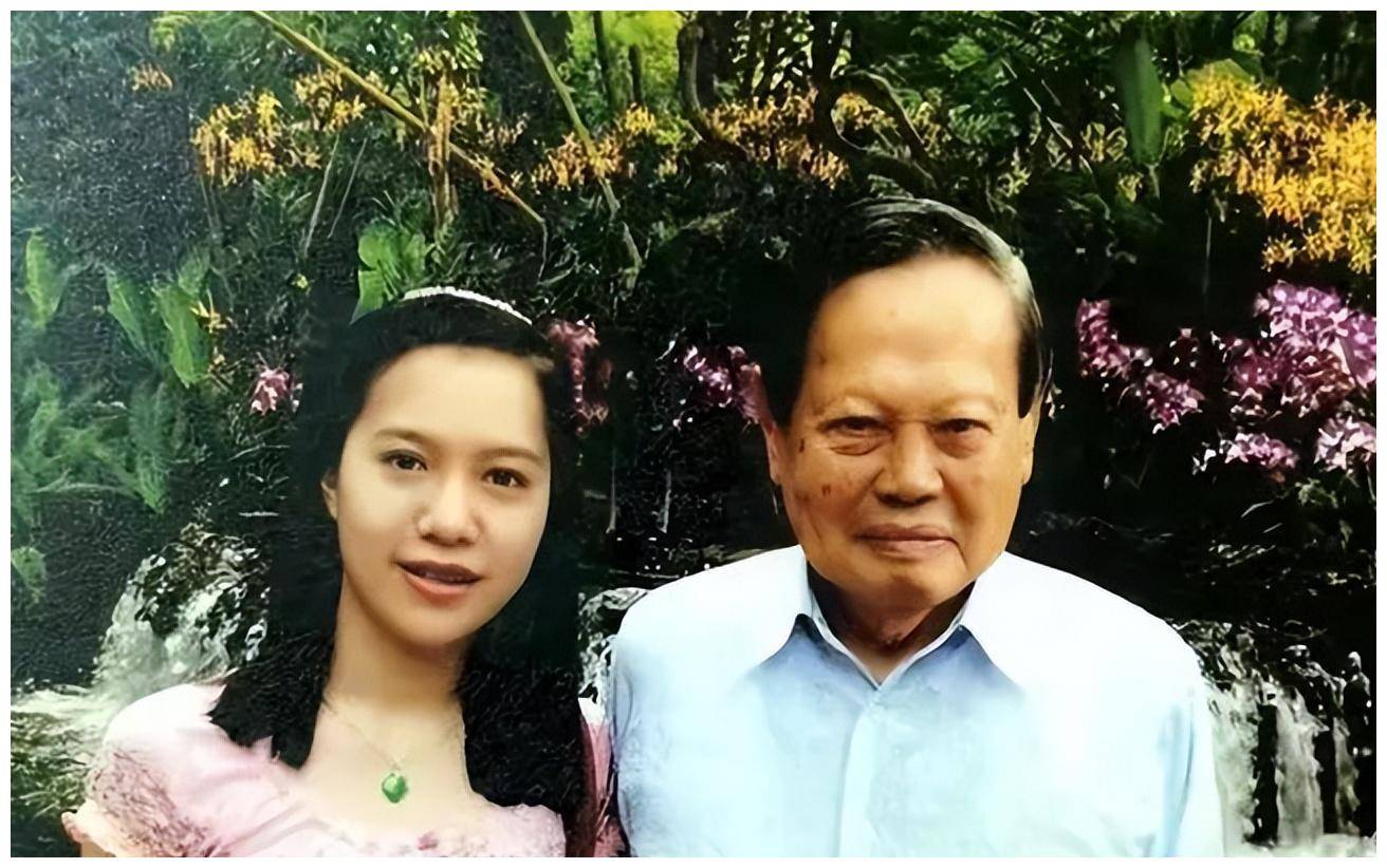 102岁杨振宁带翁帆与友人聚会,豪宅内景曝光,简约却不失温馨_年纪