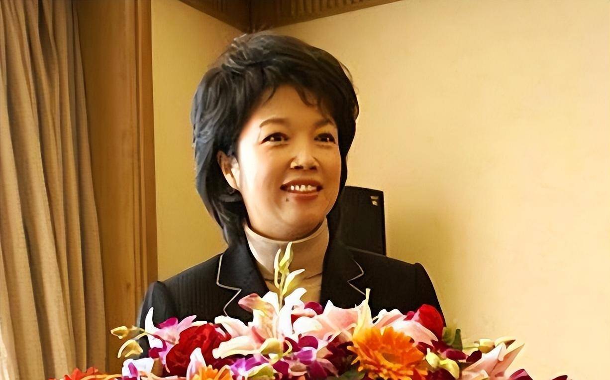 央视主持黄薇:照顾瘫痪父亲11年,让母亲晚年幸福,如今咋样?