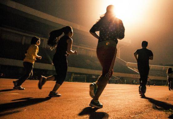 42岁男子,每天坚持夜跑5公里,一年后,他得到了什么?