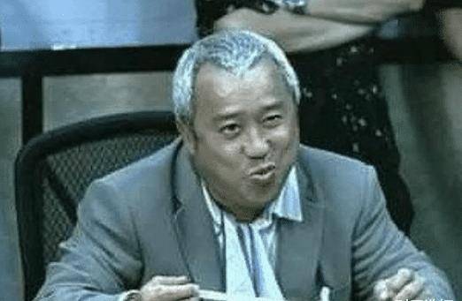 曾志伟饰演着一个花白头发的黑帮老大,在与黄秋生饰演的警察对戏时