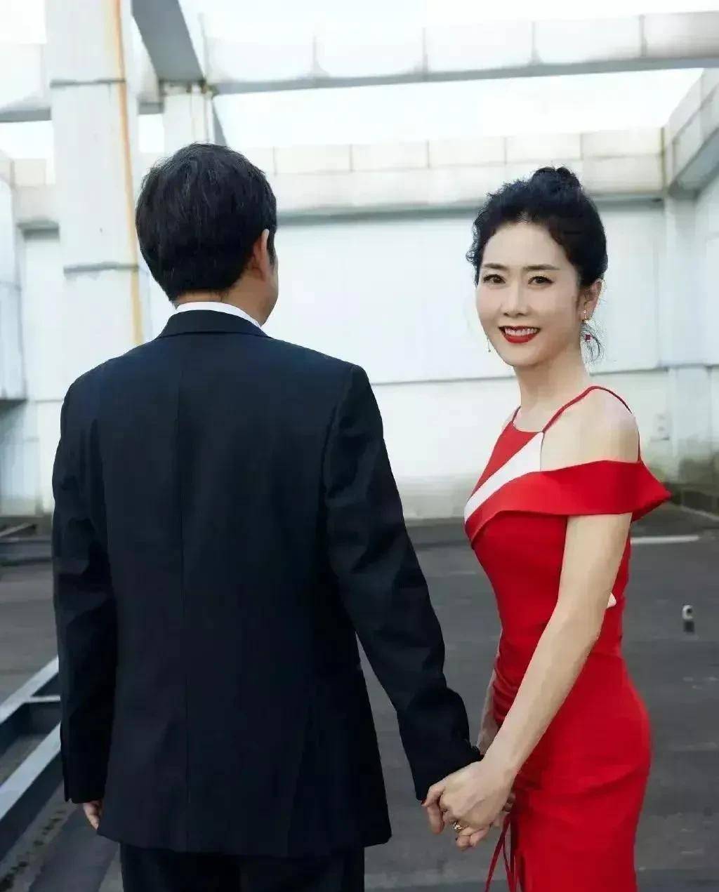 郑钧对刘芸说:"我丈母娘好像比你还年轻漂亮!"_妈妈_婚纱_爸爸