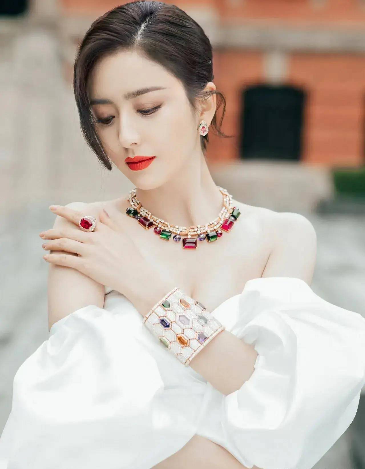 佟丽娅时尚造型引领,演技与美貌并存的华丽女演员_剧中_一身_观众