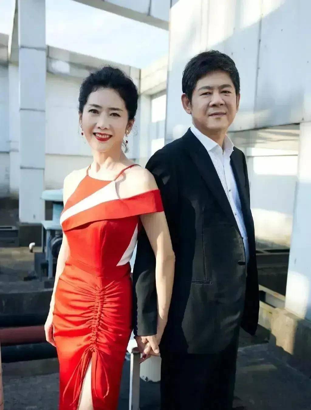 郑钧对刘芸说:"我丈母娘好像比你还年轻漂亮!"_妈妈_婚纱_爸爸