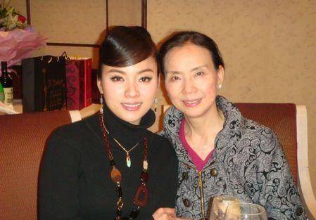 军中绿花陈思思近照,特别漂亮的湘妹子,她45岁了,为何仍然未婚_李双江