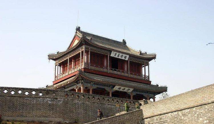 后来孙承宗被调往了山海关,坐守山海关,并备前屯,充当山海关后盾.