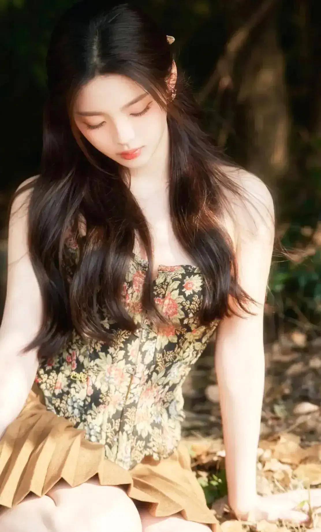 杨超越:青丝素衣翠裙飘,诗意风韵的美人,才华横溢的佳人