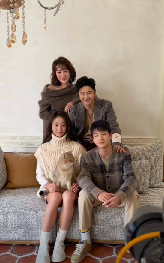 叶一茜晒儿女近照,12岁小亮仔长胡须变成熟,森碟身高直逼170cm_田亮