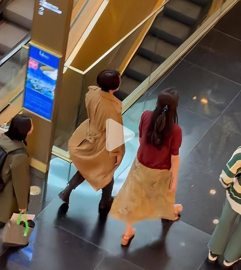 从网友放出来的背影可以清晰看到舒淇大步走路的姿势有点不雅,外八字