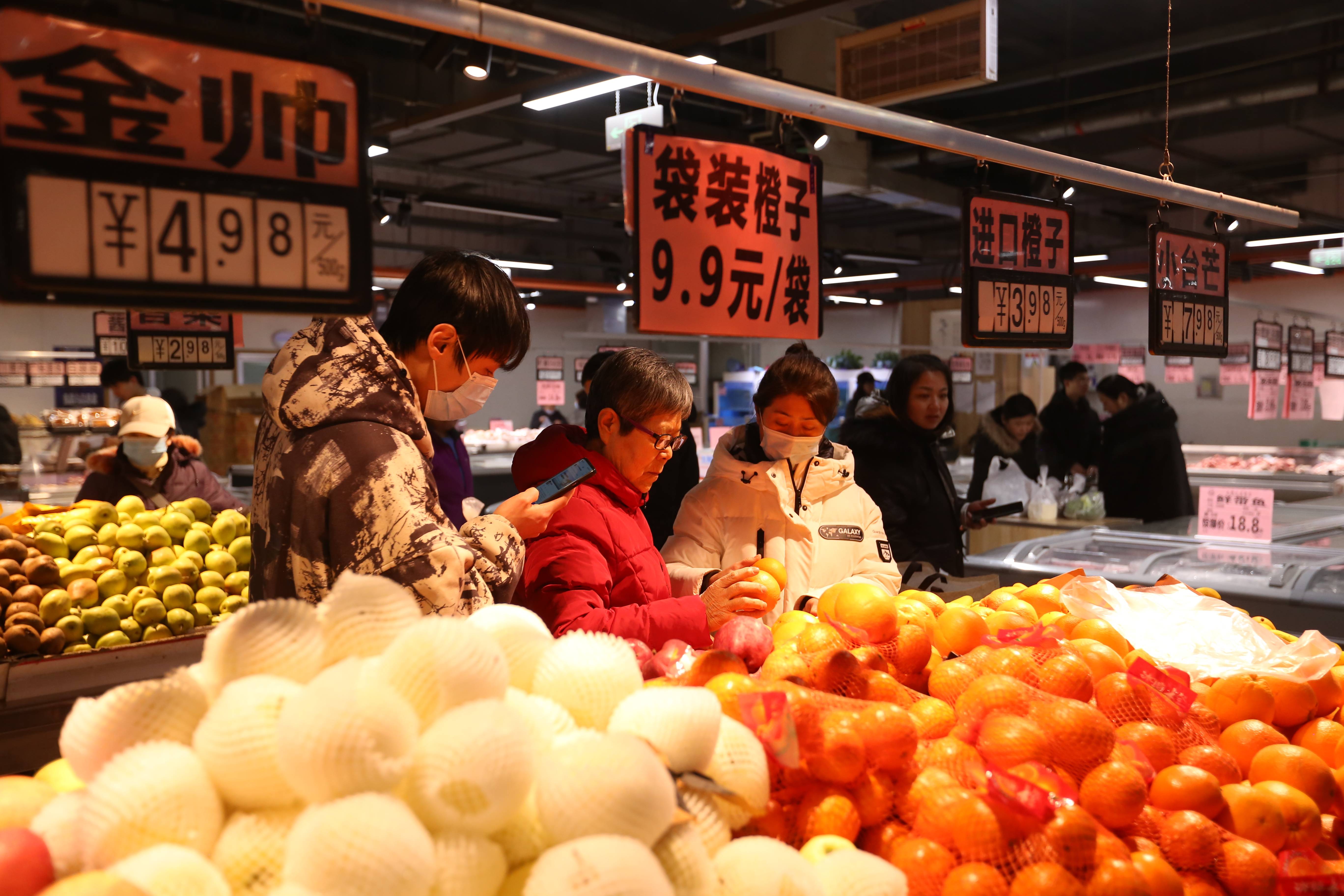 万家购生活广场门前,邳州炒货店外盛有开心果,巴旦木,碧根果,瓜子