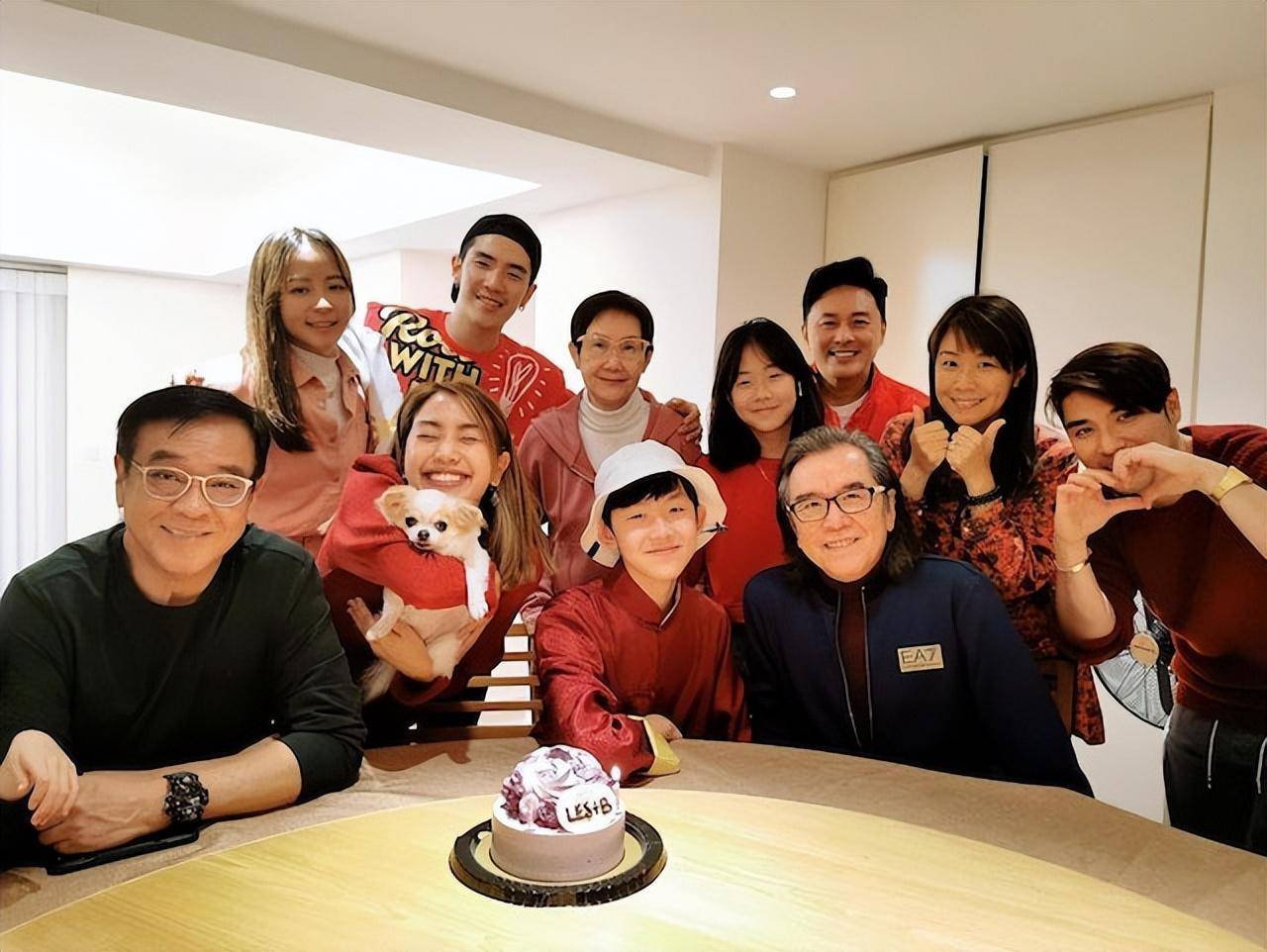 姜大卫三代同堂深圳山姆买年货!