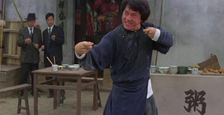 成龙的动作是为了喜剧效果和电影效果而设计的,被称作虎鹤双形