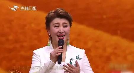 闫学晶:趁年轻多拉一把孩子,第2次带着儿子儿媳上吉林卫视春晚_小品