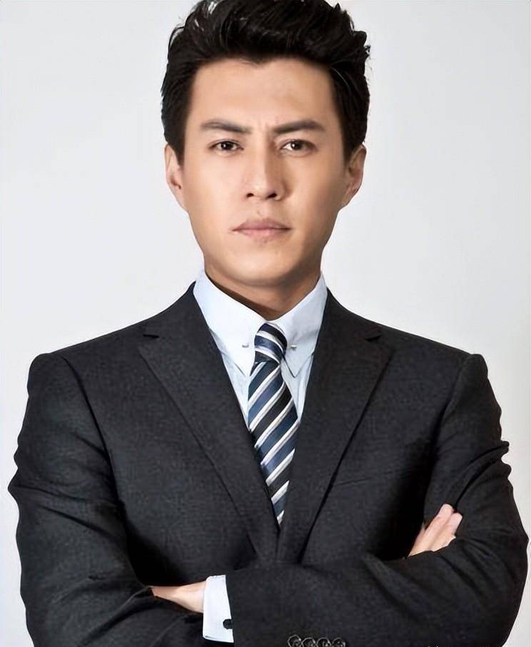 他18岁出道,也曾千人千面,41岁打上了精英标签,让观众产生疲劳_靳东