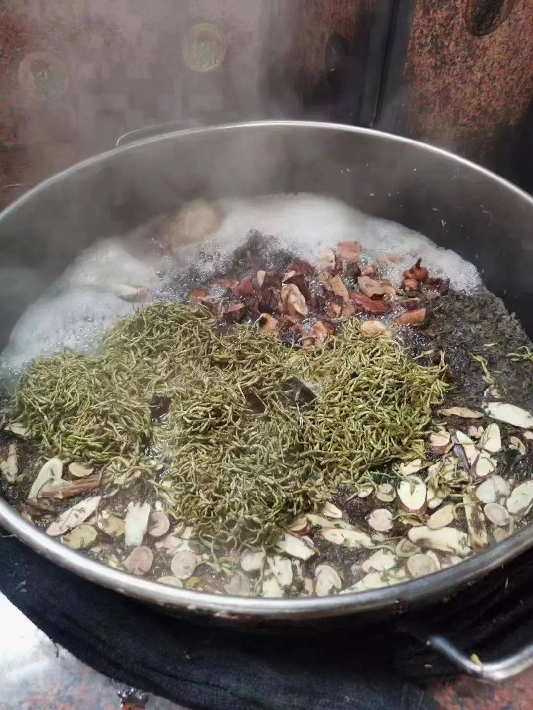 【养生佳品】龟苓膏的神奇效用:一碗古法熬制的健康传奇