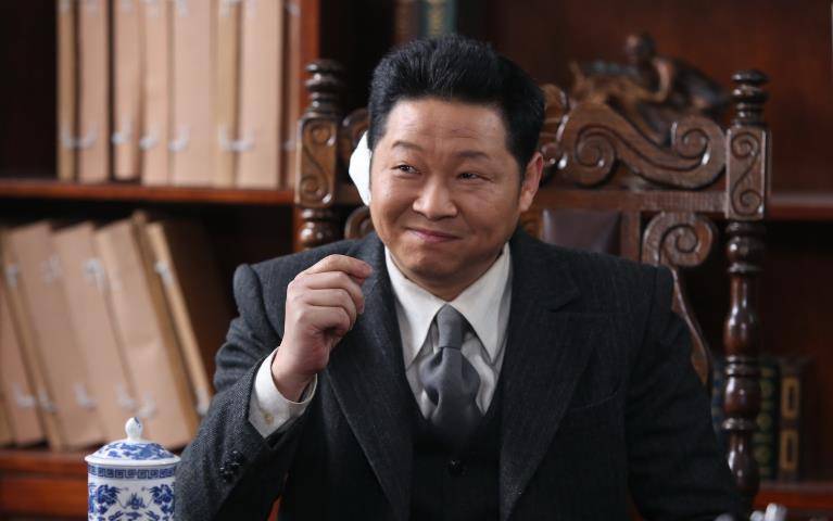 演员赵亮:娶小16岁娇妻,退圈后隐居养鸡,带领村民发大财_胡敬_事业