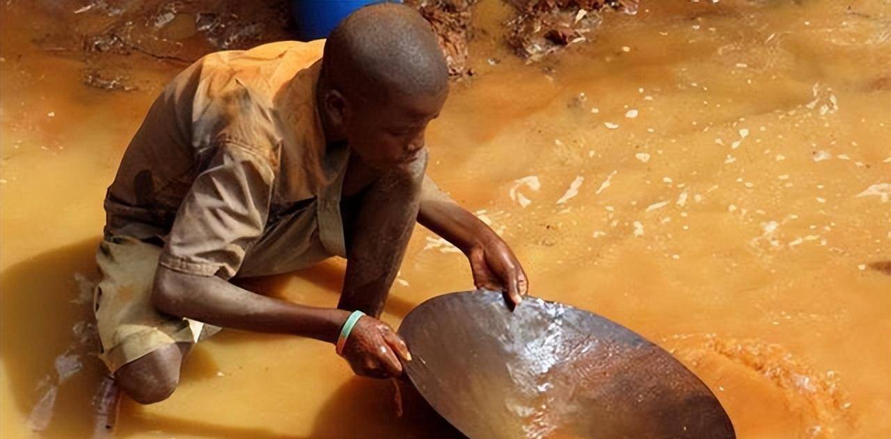 广西"上林帮"非洲淘金记:为钱殊死搏斗,常备200克金子