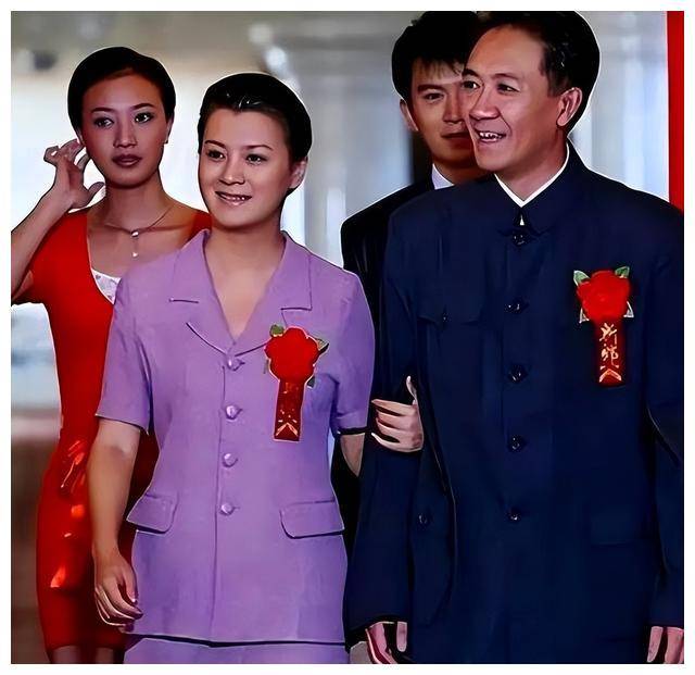 史兰芽婚姻遭遇挫折,三婚嫁大13岁的李幼斌,如今幸福美满_事业_感情