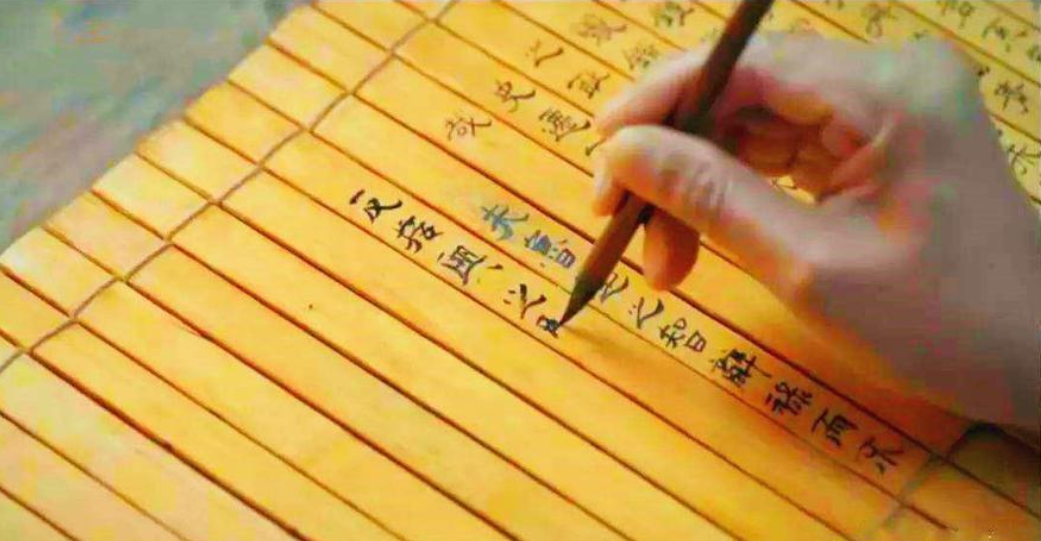 古人以左为尊,写字却是竖着从右往左写,是怕袖子被墨迹染黑吗?