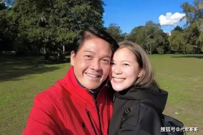 但遇到现任王雁芝后郑启泰就收心了,对待感情很专一,二人在一起的十年
