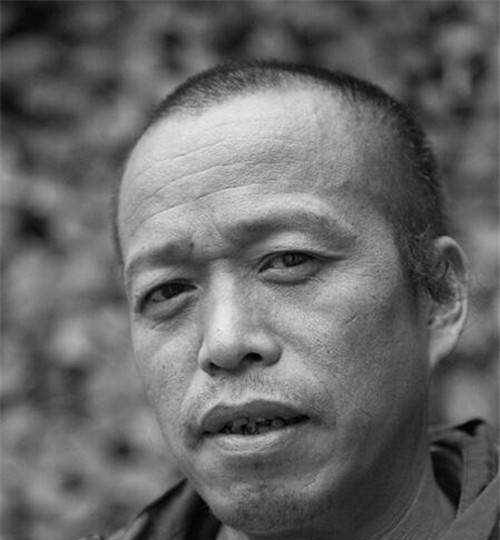 "疯子"何云昌:割下自己的肋骨做成艺术品,送给5个至亲_进行_人们_行为