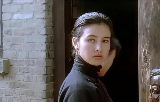 凭借着如花如玉的美貌,她赢得了"大陆之王竹贤王"的称号,并迅速名声