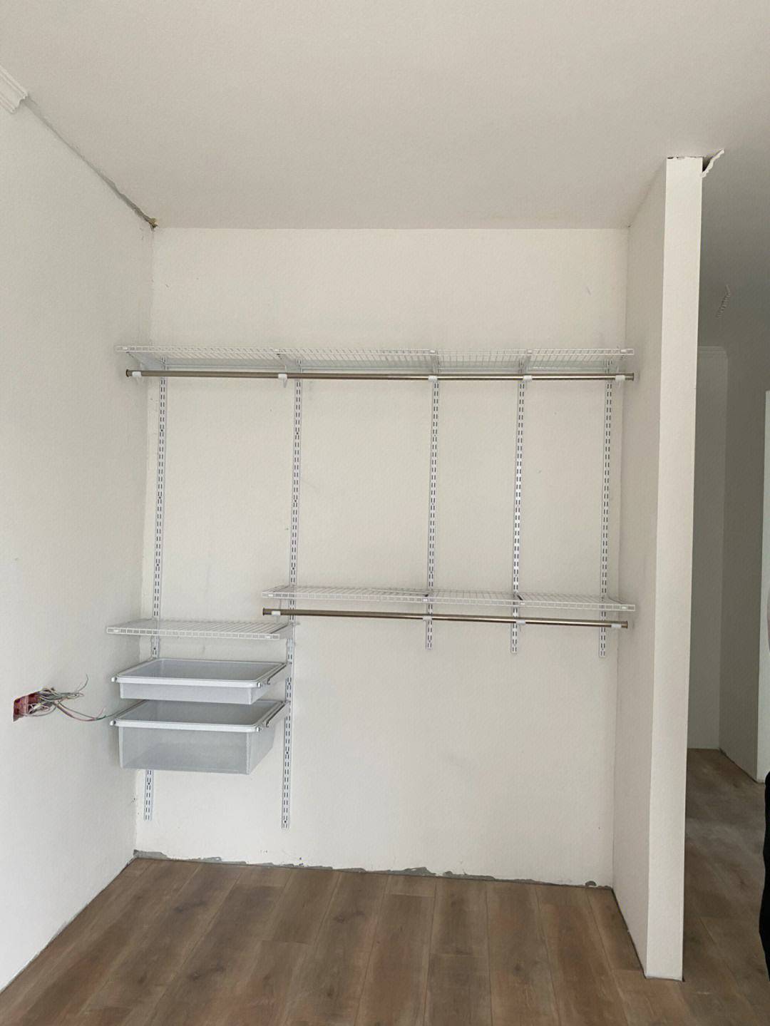 因为其施工过程比较简单,主要是用砖砌墙来替代衣柜的柜体,用金属架来