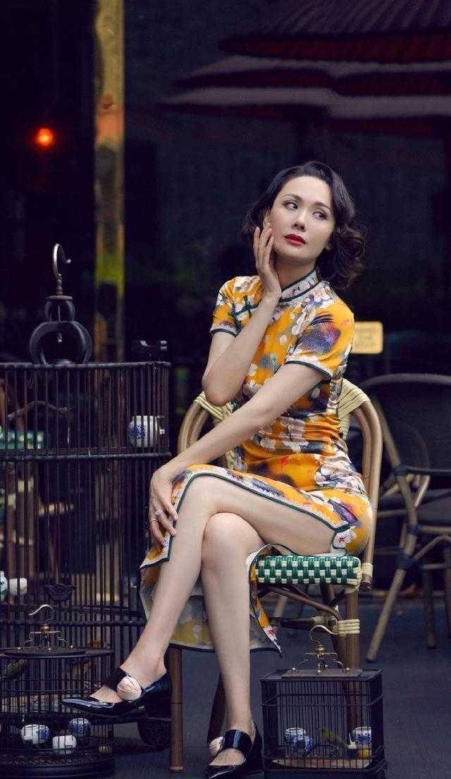程莉莎穿旗袍太惊艳了,穿黄色印花旗袍风韵犹存,古典美好抢镜_设计