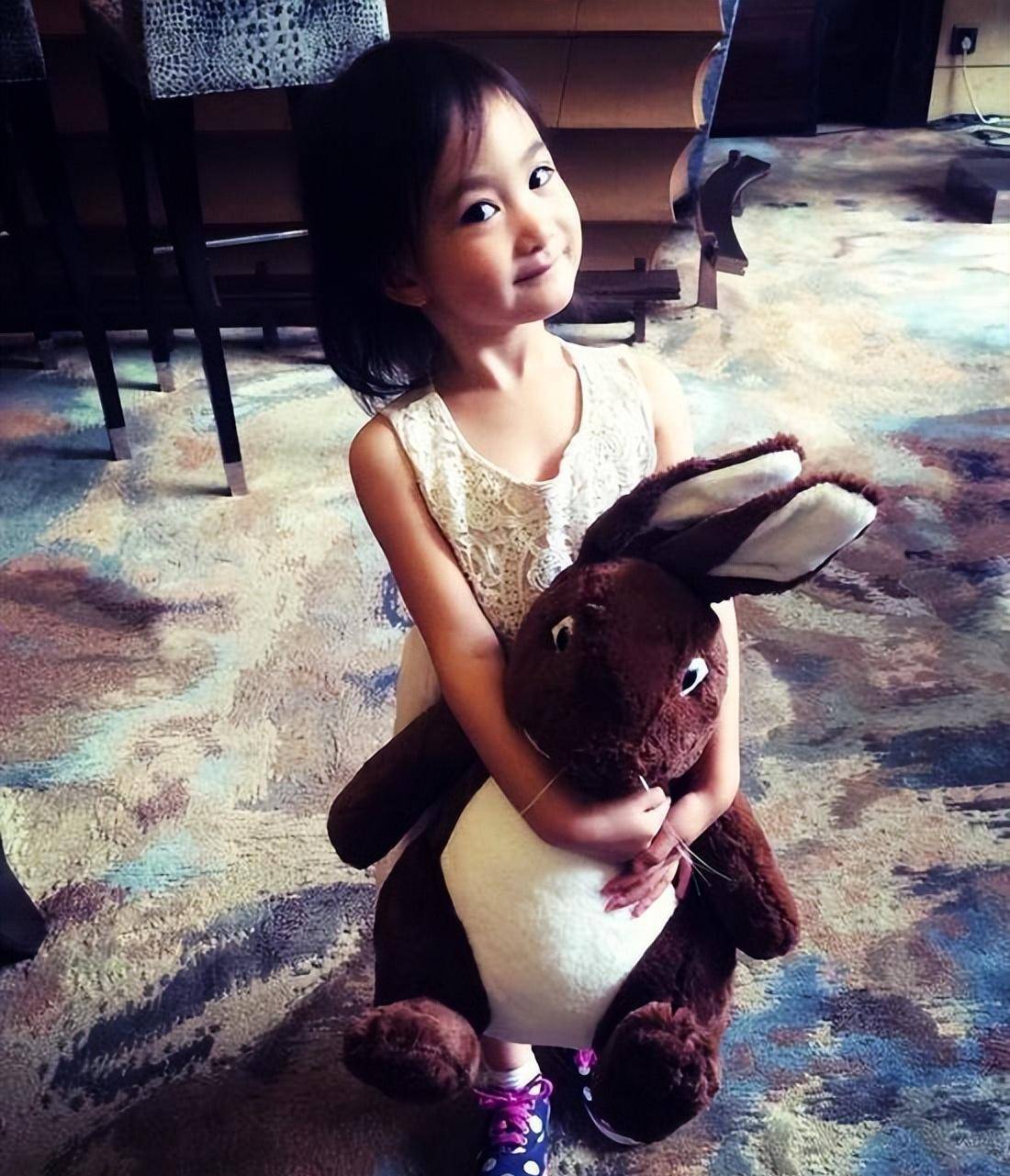 "萌神"奥莉11岁啦,长大后五官也越来越精致_李小鹏_爸爸_普通人