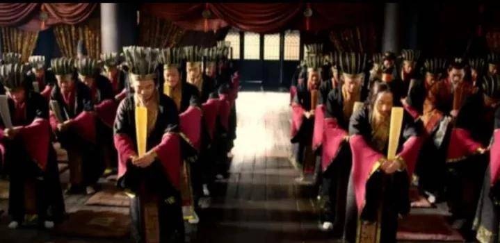 秦王嬴政突然大吼一声,挥剑冲向他的伯父,整个朝堂顿时如遭雷击_宗室