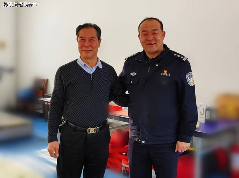 艾尔西丁与乌鲁木齐市公安局特警三支队警犬所所长闫军是"民族团结一