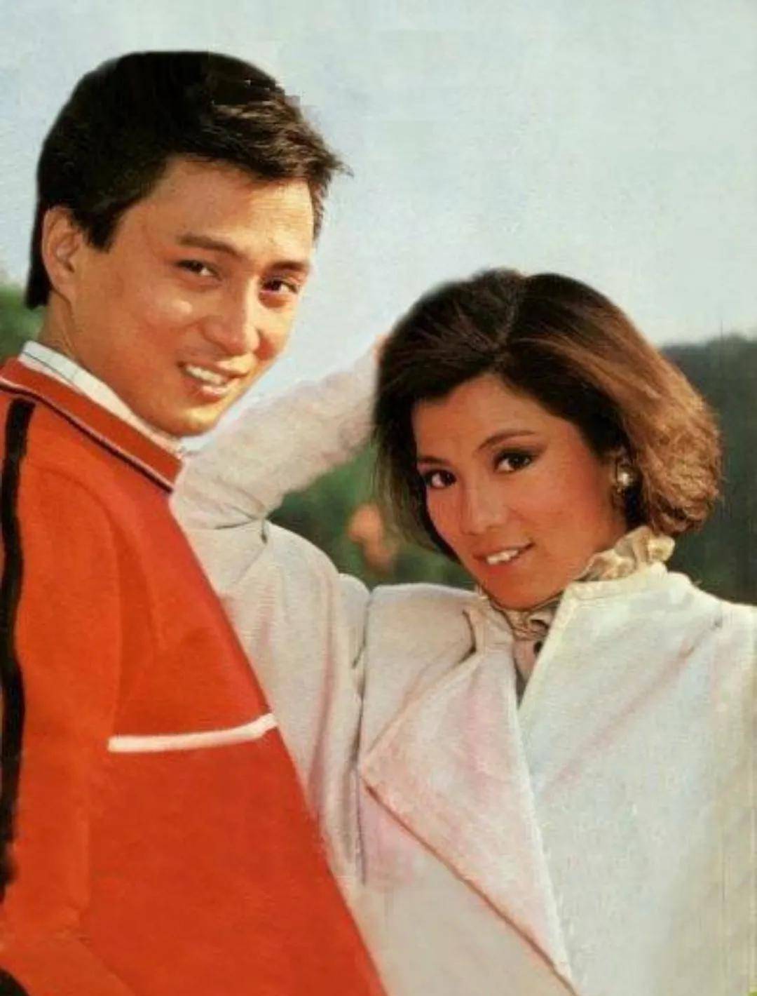 1993年,湯鎮業和小13歲的香港藝人姜坤結婚,8年後,宣告分手.