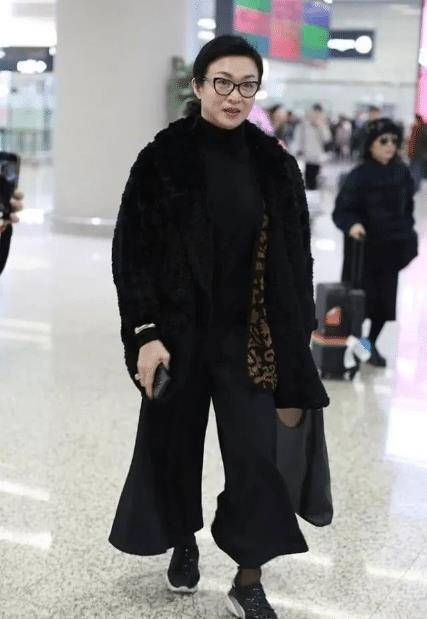 金星在机场又翻车,穿针织开衫配阔腿裤太显壮,不优雅反而更man_的设计