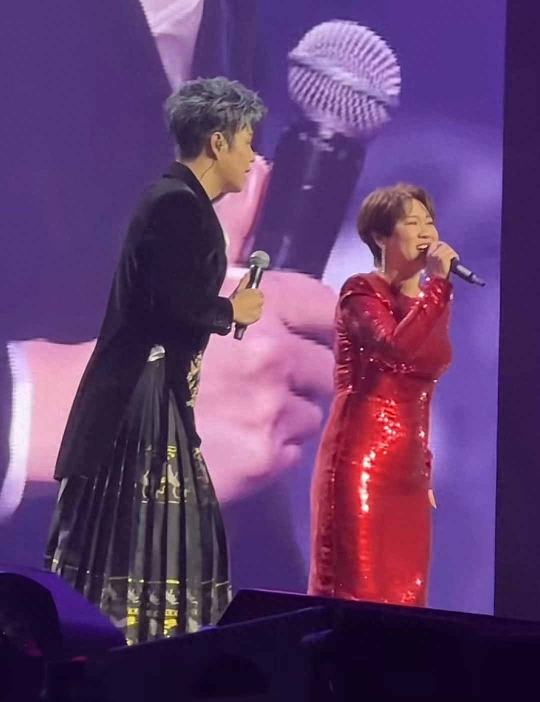 小沈阳夫妇演唱会飙高音好震撼!想给观众包饺子吃!