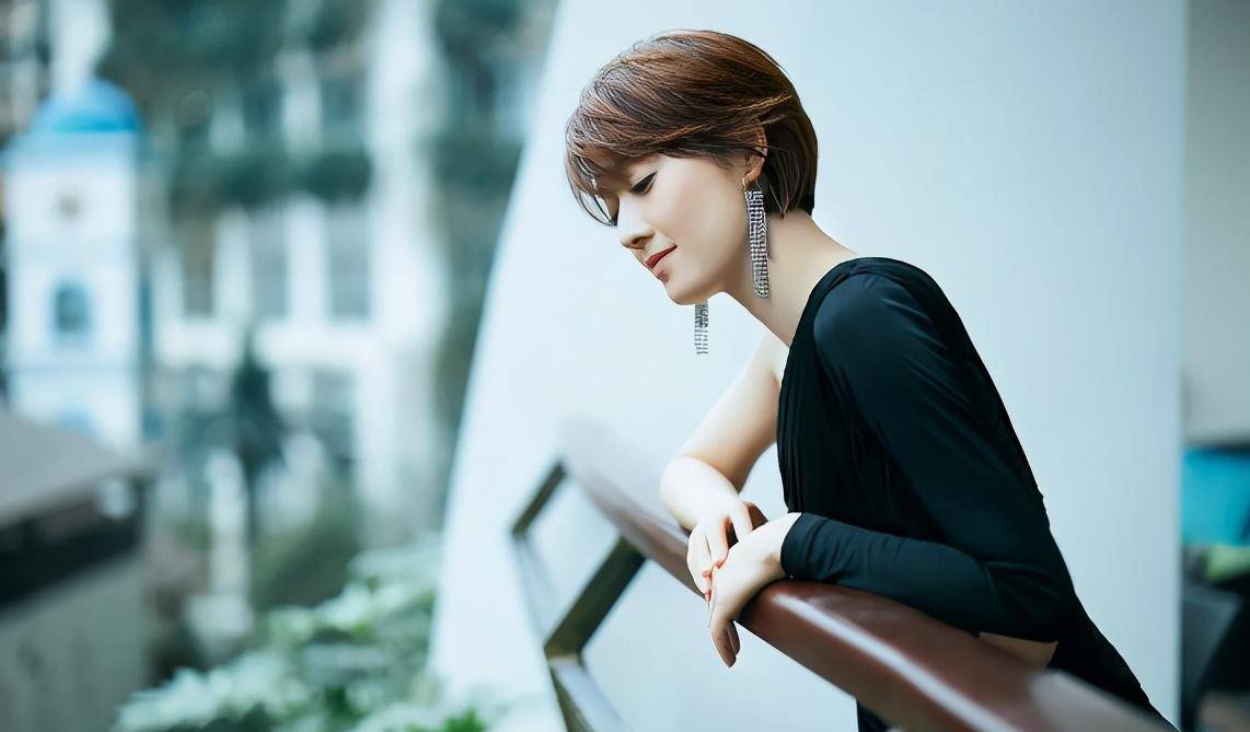 44岁刘敏涛出席活动,自信大方吊打小花_年龄段_女明星_身材