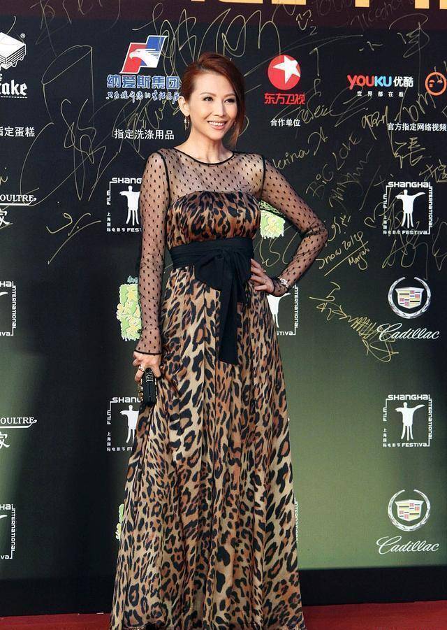 蔡少芬颜值高就是任性,豹纹抹胸连衣裙也敢穿,意外高级大气_效果_黑色