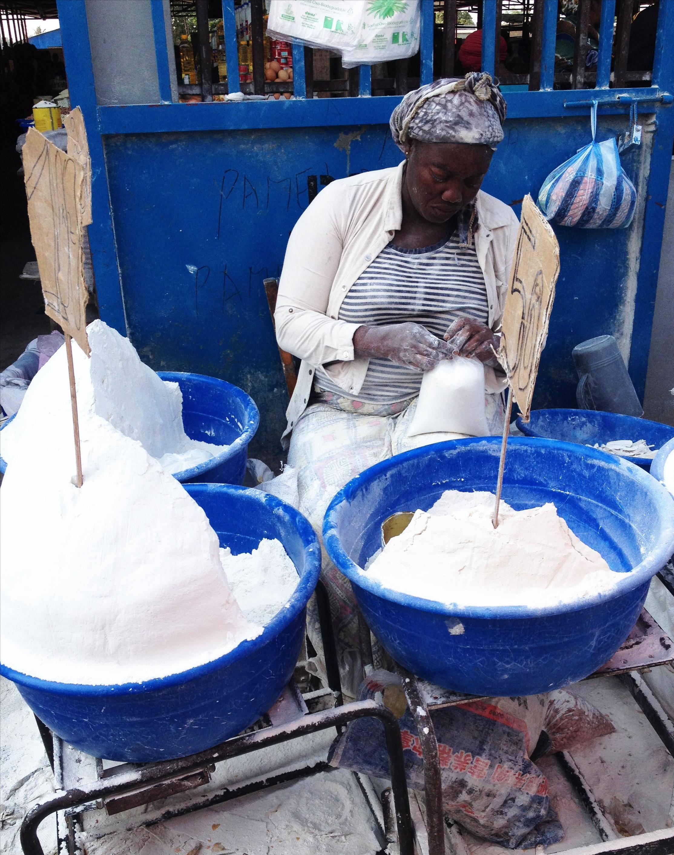 图四,卖白面的黑女人黑人集市上什么都有卖的,不过他们很少按重量卖买