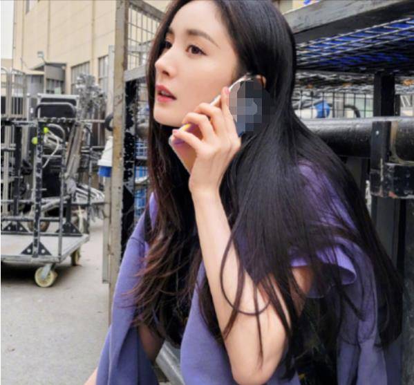 杨幂代言手机劈叉梗是赵丽颖回应外界怀孕一事发的微博,结果在孩子生