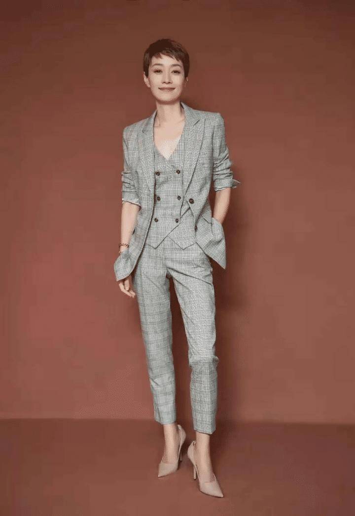 马伊琍离婚后带女儿亮相,蓝t恤配阔腿裤好高级,两女儿都像文章_时候