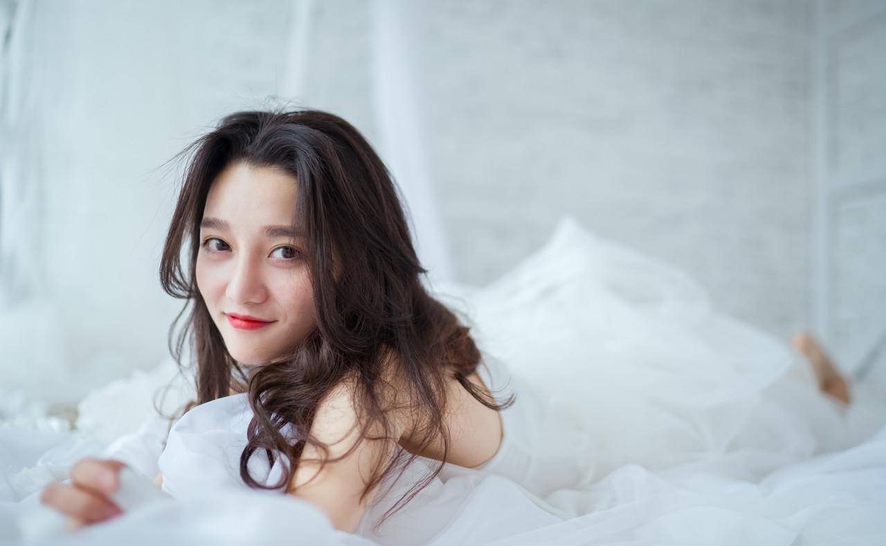 同是雪碧代言人,为啥迪丽热巴穿个小背心,李成敏却穿成了这样?